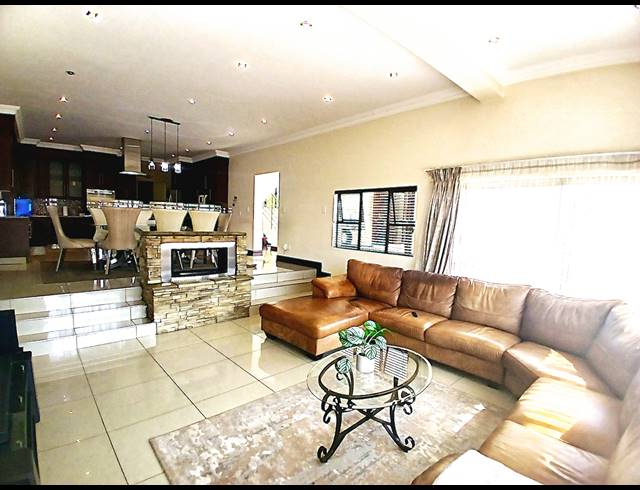 4 BEDROOM GOLF ESTATE FOR SALE IN BLUE VALLEY GOLF ESTATE